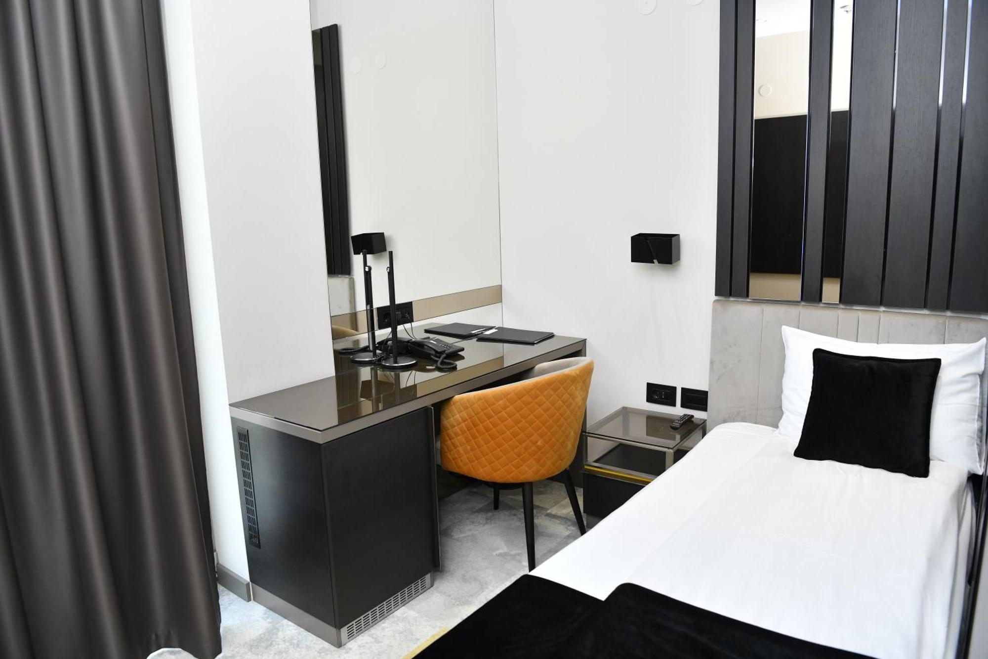 Hotel Zeneva Lux Крагуевац Екстериор снимка