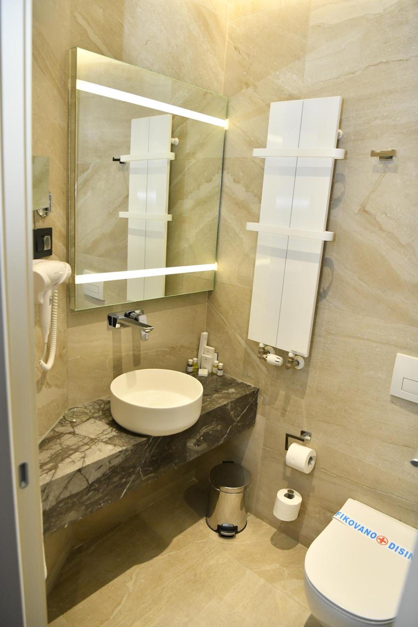 Hotel Zeneva Lux Крагуевац Екстериор снимка